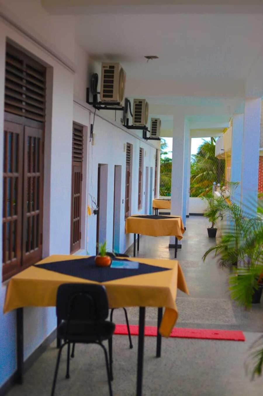Royal Hub Hotel Kudapaduwa Exterior photo