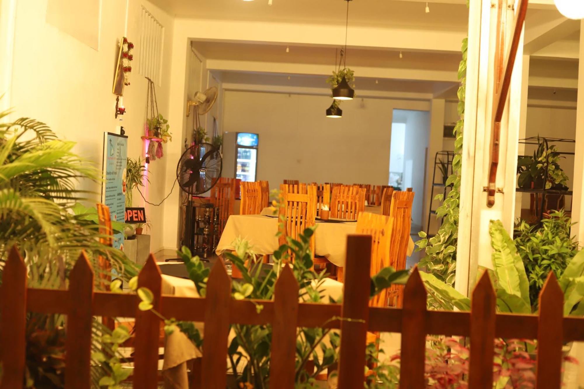 Royal Hub Hotel Kudapaduwa Exterior photo